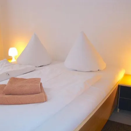 Hostel Near Brandenburg Gate - & *
