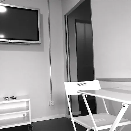 Hostel Near Brandenburg Gate - & *