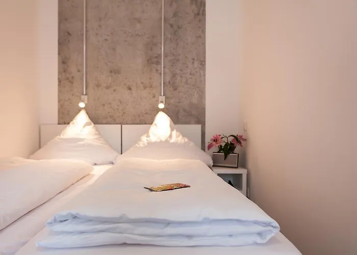 Near Brandenburg Gate - & Hostal *