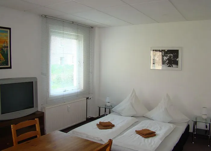 Near Brandenburg Gate - & Hostal Berlín