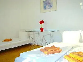 Near Brandenburg Gate - & Hostal *