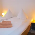 Hostel Near Brandenburg Gate - & *