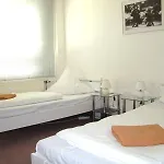 Hostel Near Brandenburg Gate - & *