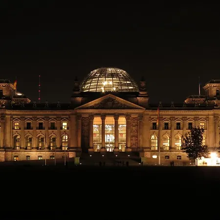 Near Brandenburg Gate - & Berlín