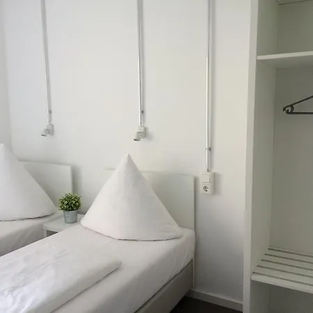 Hostal Near Brandenburg Gate - & *
