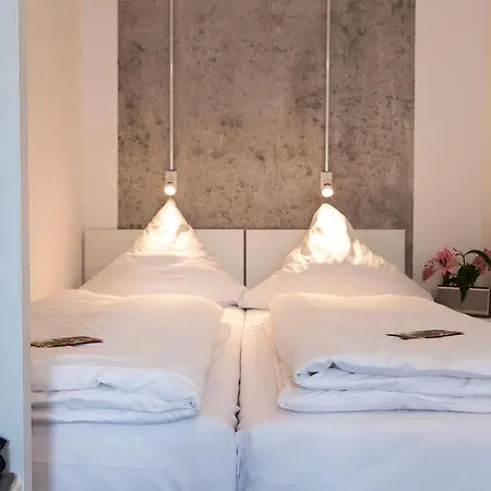 Hostal Near Brandenburg Gate - &