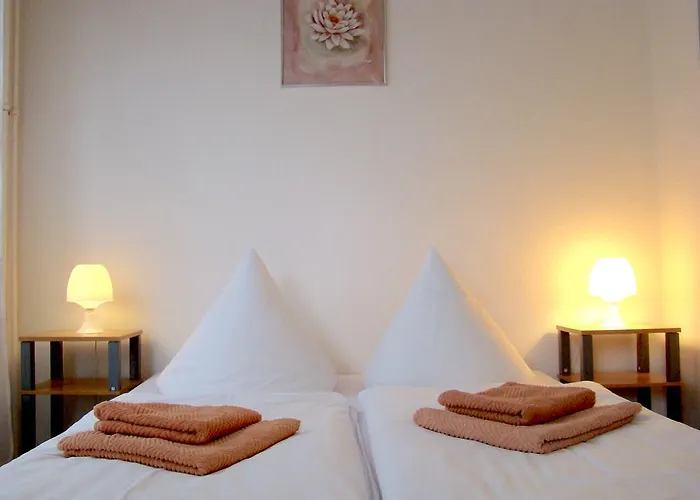 Near Brandenburg Gate - & Hostal Berlín